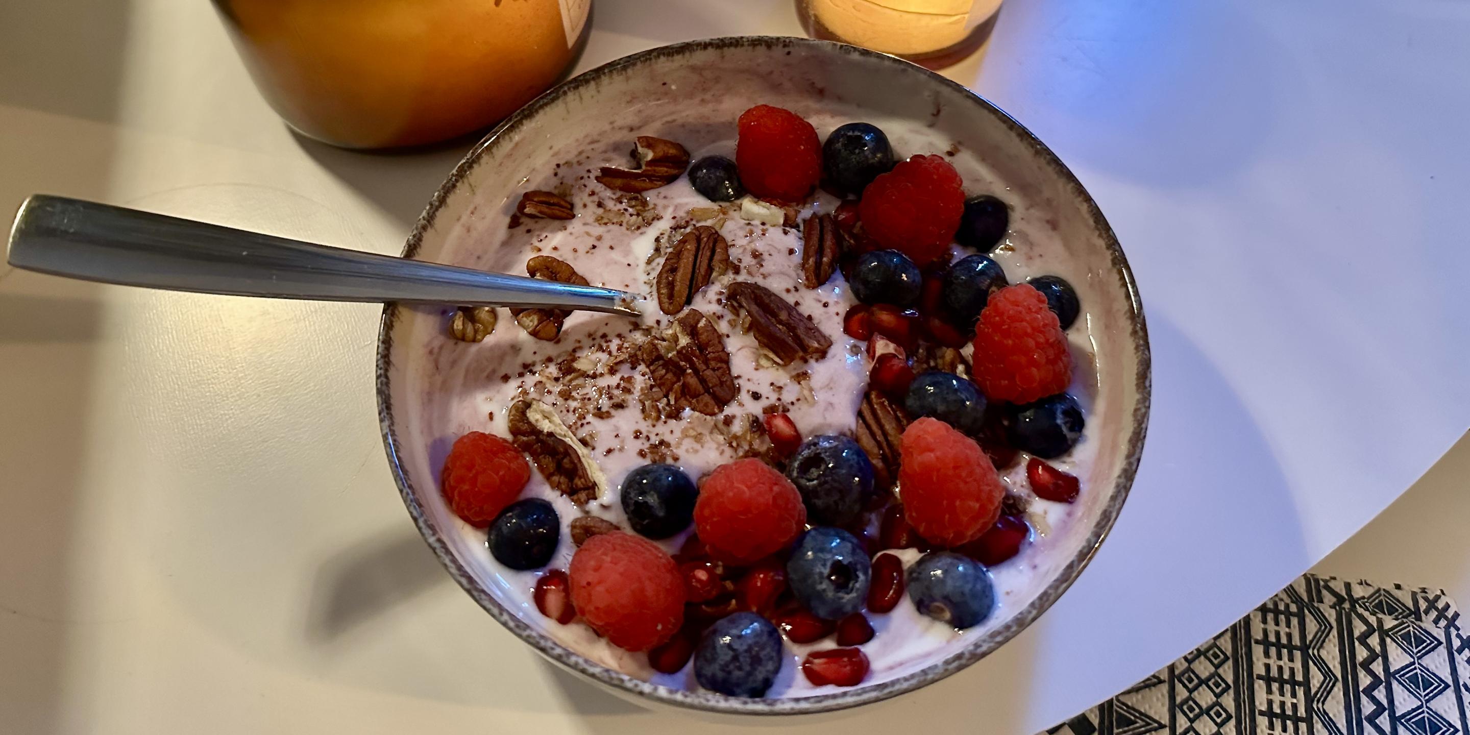 Yoghurt m nødder og bær